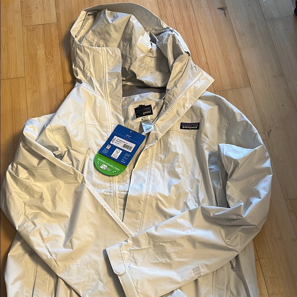 COPY - Patagonia White Hooded Jacket BNWT waterproof
